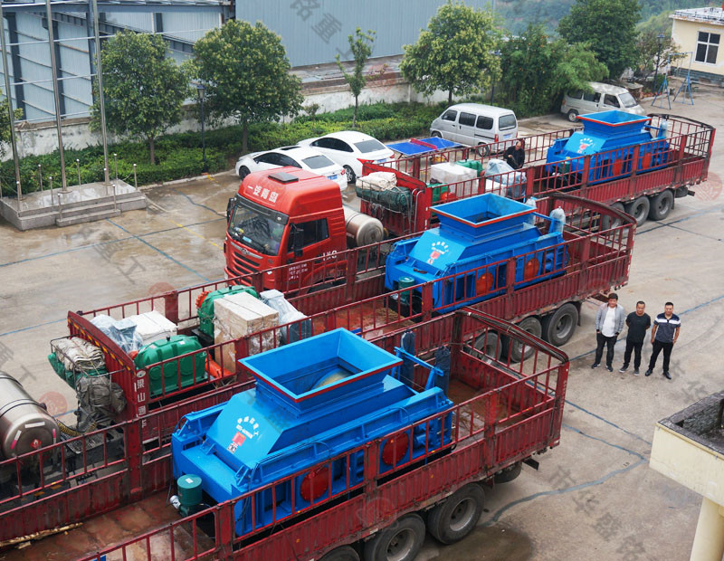 鄭州對輥制砂機(jī)廠家三臺(tái)發(fā)往江蘇